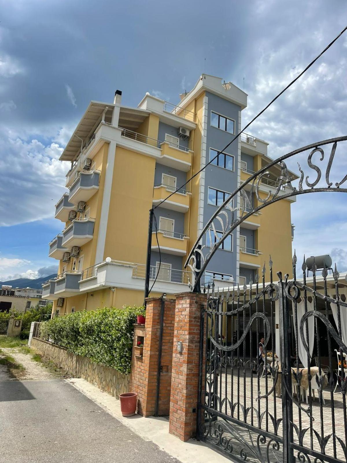 Apartments Rezidenca Sinani Орикум Екстериор снимка